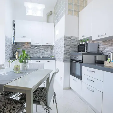 & Chic Apartment La Spezia